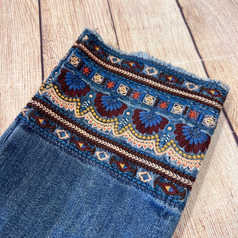 Driftwood Colette Embroidered Cuff Jeans Womens 26 Medium Wash Raw Hem Cropped - Picture 2 of 10